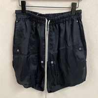 Short décontracté pour homme avec logo personnalisé, fermeture éclair frontale, taille à cordon de serrage, rivets métalliques décoratifs, ourlet irrégulier, coupe ample, style streetwear et techwear, vente en gros