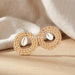 Boucles d'oreilles pendantes en rotin artisanales vintage, bijoux faits à la main en fibres naturelles du Vietnam - Product Image 3