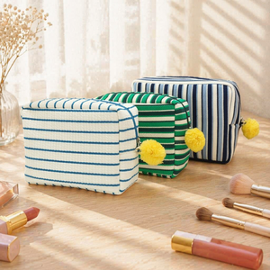 Trousse de Toilette Rayée Effet Gaufre avec Pompon Jaune, Fermeture Éclair, 3 Couleurs Disponibles, Grande Capacité, Organisateur de Maquillage pour Voyage - Product Image 1