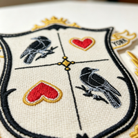 Badge brodé personnalisé ODM en feutre non tissé thermocollant 3D, motif bouclier héraldique, avec fil doré métallique, motif oiseau, cœur, couronne, pour chapeaux, faible MOQ