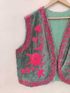 Chaleco Bordado Suzani de Terciopelo Hecho a Mano |   Chaleco Boho Hecho a Mano |   Chaqueta Vintage con Estampado Floral para Mujer - Product Image 3