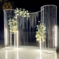 Arche de mariage moderne en forme de S avec rideau de perles de cristal, fond suspendu en cristal et métal pour mariages