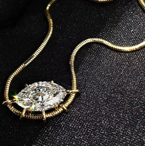 Collana con Pendente Geometrico in Oro 18K con Diamante a Occhio di Cavallo <span class=keywords><strong>da</strong></span> 5 Carati Coltivato in Laboratorio, Certificato IGI, a Forma di Croce - Product Image 2
