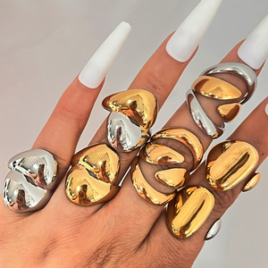 Anello Geometrico Moderno Y & <span class=keywords><strong>S</strong></span> in Acciaio Inossidabile Placcato Oro 18K Design Liscio Bicolore Accessori Gioielli da Donna - Product Image 2