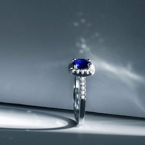 Bague en argent de luxe Dylam, très appréciée, avec breloque, ton bleu, or blanc, zirconium, saphir rond - Product Image 6