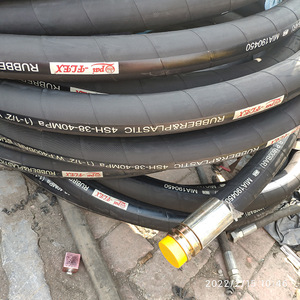 Rubber Hose 4SH-38-40MPa 1 1/2 In Black Natural Rubber High Pressure Industrial Use - Product Image 1