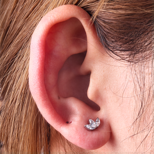 Orecchino a perno in titanio ASTM F136 con filettatura interna, triplo zirconia cubica 5A e cluster di opale a forma di loto, per <span class=keywords><strong>piercing</strong></span> in cartilagine, elice, <span class=keywords><strong>trago</strong></span>, da <span class=keywords><strong>donna</strong></span> - Product Image 4