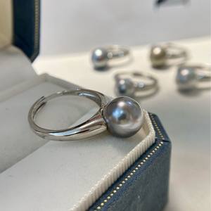 Anillo Minimalista de Plata Pura S925, Versión Ligera, Gris Platino, Perla de 12-11 mm, Elegante y Generoso, con Incrustaciones de Oro K de Alta Gama - Product Image 3