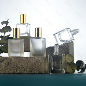 Envase de Lujo Cuadrado de Vidrio Transparente con Rodillo de Acero para Suero, Perfume y Aceites Esenciales, 5ml/10ml, Tapa Dorada Brillante - Product Image 3