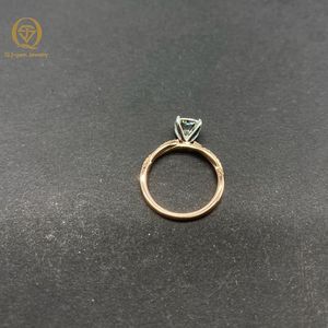 Bague de fiançailles en diamant de laboratoire taille coussin avec certificat IGI, sertissage quatre griffes, or 18 carats, taille personnalisée/gravure intérieure - Product Image 2