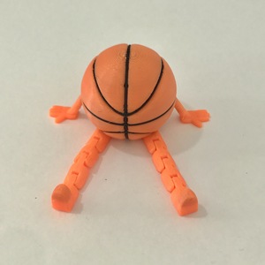 Venta al por mayor: Novedad - Adornos pequeños de baloncesto de plástico con postura única sentada en la cancha, juguetes novedosos y de broma. - Product Image 6