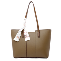 Sac fourre-tout portable en cuir PU souple de couleur unie avec fermeture éclair et pendentif ours mignon pour femmes, idéal pour l'été, l'usage quotidien et les voyages