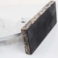 Petite sculpture abstraite en métal sculpté à la main en forme de feuille argentée avec base en marbre pour la décoration de maison moderne de luxe
