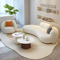 Ensemble de canapés modulaires de luxe en cuir synthétique crème de style scandinave, avec zone lounge incurvée accessible et rembourrage en éponge, idéal pour villa