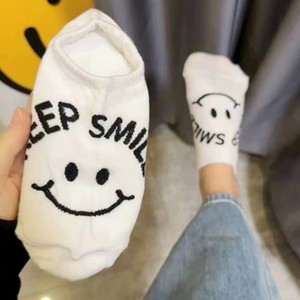 Chaussettes unisexes invisibles à motif visage souriant, avec slogan 'Keep Smile', douces, respirantes, confortables, pour usage quotidien et mode. - Product Image 1