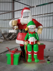 Scultura Natalizia Personalizzata in Fibra di Vetro: Babbo Natale Elfo con Scatola Regalo Forata - Product Image 3