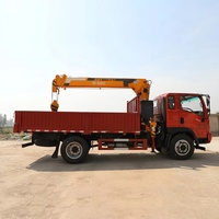 Camion-grue de chantier dédié au levage de matériaux de construction, à l'installation de structures en acier et au transport sur site