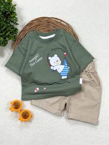 Ensemble décontracté d'été pour tout-petits garçons : T-shirt à manches courtes imprimé ours pêcheur de dessin animé et short beige – Tenue Baba - Product Image 3
