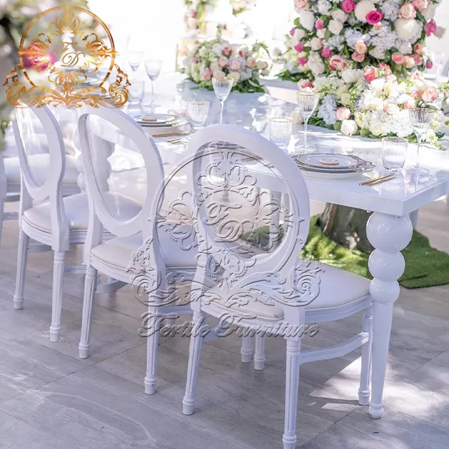 เก้าอี้รับประทานอาหารอลูมิเนียมกลางแจ้งหรูหราด้านหลังสำหรับงานแต่งงานทำจากอะคริลิคสีขาว