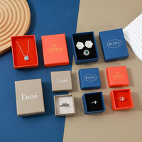 Boîtes à bijoux A1 avec couvercle et base, en bleu marine, rouge et beige, avec inserts de présentation noirs, blancs et rouges pour bagues, colliers et boucles d'oreilles