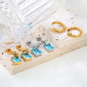 Pendientes asimétricos de perlas con nudo, de acero inoxidable, chapados en oro de 18k, tipo Huggie, con circonita azul rectangular. - Product Image 1
