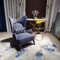 Fauteuil de luxe avec pieds en bois, revêtement en cuir, fauteuil lounge moderne