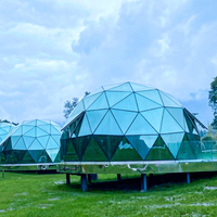 Dôme géodésique en verre transparent pour glamping, tente chauffée pour l'hiver en extérieur sur la neige
