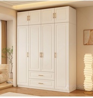 Armoire de chambre moderne en bois pleine longueur avec portes à panneaux, quincaillerie en laiton doré et étagères d'angle incurvées