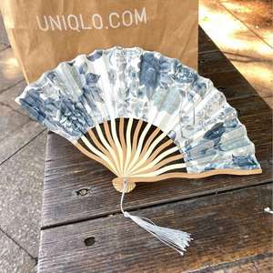 Éventail Pliant Portable en Bambou Écologique, Motif Cœur Classique Peint, Idéal pour la Décoration Intérieure, Cadeau d'Affaires et Promotion DIY - Product Image 4