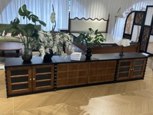 Mueble para TV de Salón, Mueble de Entretenimiento de Madera Maciza Estilo Mid-Century, Mueble Combinado para TV con Puertas de Panel Elevado - Product Image 3