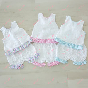 Set di <span class=keywords><strong>Abbigliamento</strong></span> Estivo per Bambine con Monogramma, Senza Maniche, Fiocco sul Retro, Righe Seersucker e Volant - Product Image 2