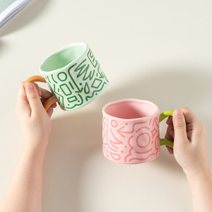 Tasse en céramique avec poignée, motif graffiti peint à la main, vert rose, pour couple, café, thé, eau, pour la maison ou le bureau - Product Image 1