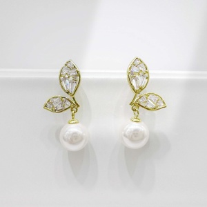 Boucles d'oreilles clous en argent sterling 925 plaqué or 18 carats avec perle, style vintage, géométriques, uniques et tendance, pour usage quotidien - Product Image 3