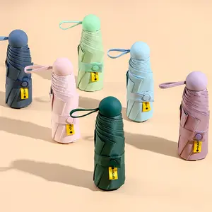 صنف رائج من الكبسولات بخمسة مظلات قابلة للطي مع صندوق للحماية من الأشعة فوق البنفسجية متعدد الألوان ومزود بحامل متعدد الألوان