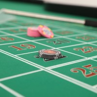 Professioneller Roulette-Spieltisch mit Komplettem Roulette-Rad, Robuster MDF-Rahmen, Individuell Bedruckter Filz für Unterhaltungsorte