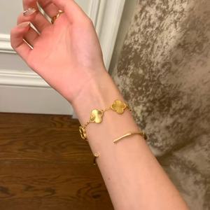 สินค้าไลฟ์สด: กำไลข้อมือรูปใบโคลเวอร์สี่แฉก CNC สำหรับผู้หญิง - ดีไซน์หรูหรา โดดเด่น ไม่ซ้ำใคร เครื่องประดับสุดประณีต ใช้งานได้หลากหลายและสง่างาม - Product Image 2