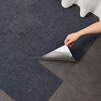 Dalles de moquette auto-adhésives en gros, tapis antidérapants à peler et coller pour salon et chambre à coucher