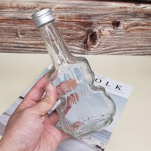 Fabricant personnalisé Nouveau design Bouteille à boire en forme de guitare en verre transparent unique Bouteille de spiritueux Brandy <span class=keywords><strong>France</strong></span> 200ml Vente en gros - Product Image 1
