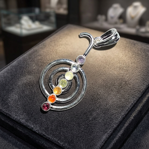 Pendentif Chakra Reiki sculpté à la main avec sept pierres précieuses incrustées, motif gravé, en métal argenté - Product Image 2