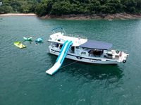 Toboggan aquatique gonflable commercial en PVC pour yacht avec souffleur d'air, capacité 100-500 kg, idéal pour bateaux, marinas et fêtes