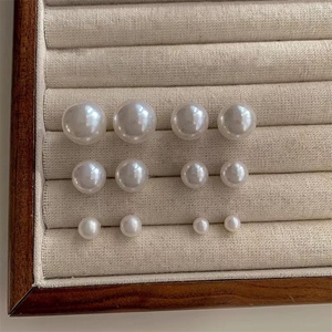 Boucles d'oreilles minimalistes avec breloque en perle de coquillage personnalisée, cadeau de mariage - Product Image 3