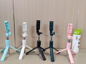 Trending Venta al por mayor precio más <span class=keywords><strong>barato</strong></span> R1 plegable 3 en 1 soporte de teléfono <span class=keywords><strong>con</strong></span> trípode autoadhesivo <span class=keywords><strong>con</strong></span> control remoto inalámbrico para Tik Tok Liv - Product Image 4