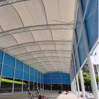 Structure de toit en membrane PVDF haute résistance pour terrains de sport, auvent anti-rouille et imperméable pour aires de jeux extérieures et stades