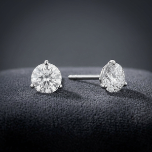 Boucles d'oreilles clous Martini à trois griffes avec diamant rond brillant de 0,75 carat, diamant de laboratoire en or 14 carats, pour cadeau de mariage ou d'anniversaire - Product Image 1