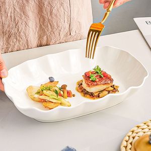 Assiette en céramique irrégulière blanche, 1 pièce, durable, décorative, pour servir lors de fêtes - Product Image 1