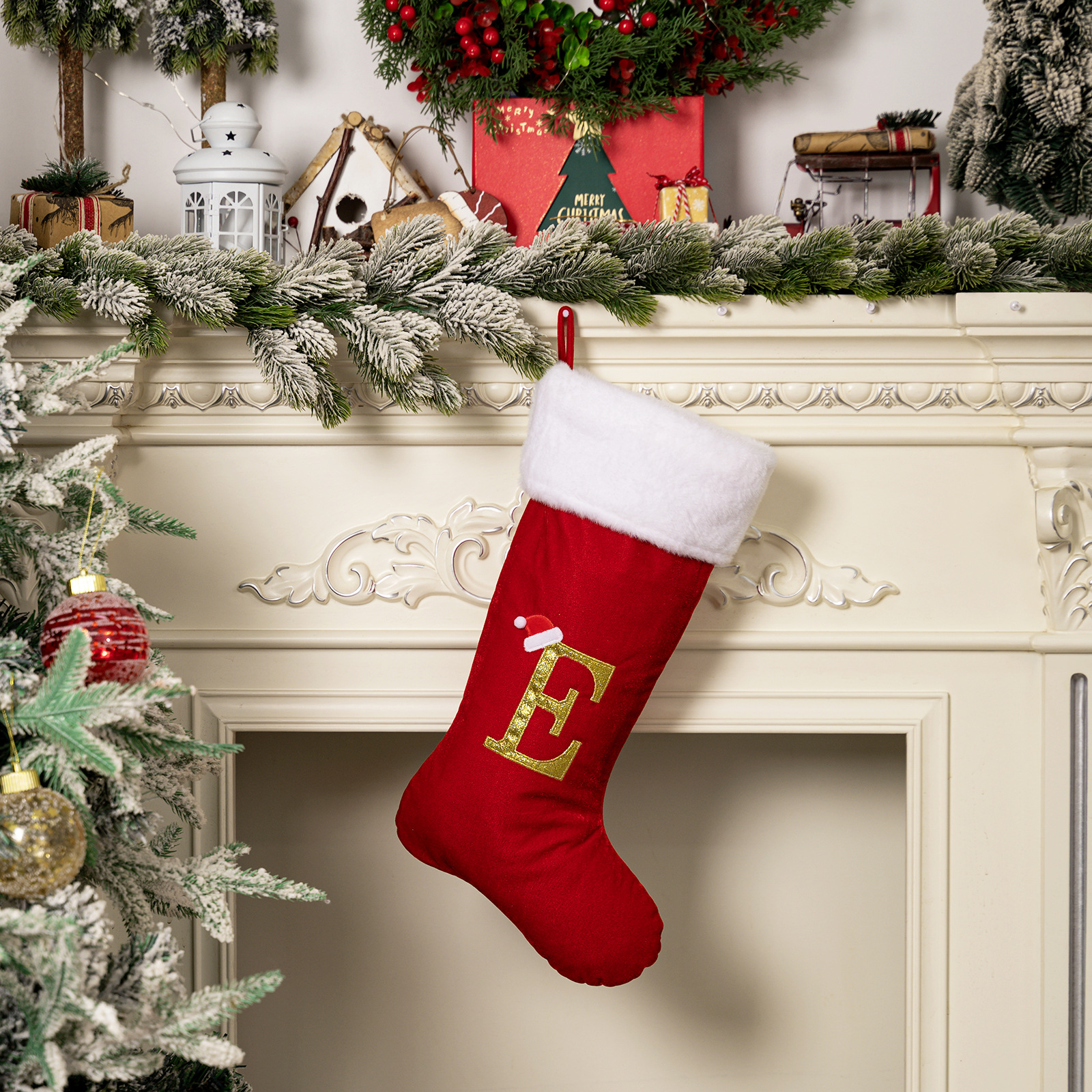 Lettre e de bas de Noël rouge en velours doré
