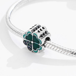 จี้เงินแท้ S925 รูปใบโคลเวอร์สี่แฉก ประดับด้วยเคลือบสีเขียวและเพชรสังเคราะห์สีเขียวอมฟ้า ของขวัญเครื่องประดับนำโชคสำหรับผู้หญิง - Product Image 4