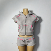 Ensemble deux pièces en tricot gaufré avec sweat à capuche zippé et short uni décontracté pour jeunes femmes – Look moderne et tendance au quotidien