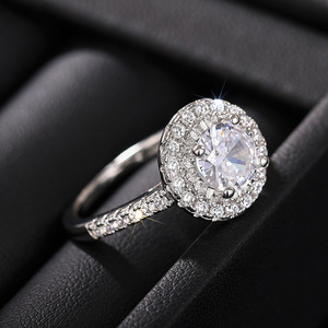 Anello di Lusso Rotondo con Pavé per Donne, Elegante Gioiello Geometrico da Matrimonio - Product Image 2