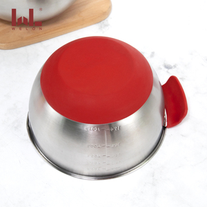 201 bols mélangeurs en acier inoxydable 18-26cm avec couvercle rouge et poignée bol à <span class=keywords><strong>salade</strong></span> rond de style européen moderne avec fond en silicone - Product Image 5